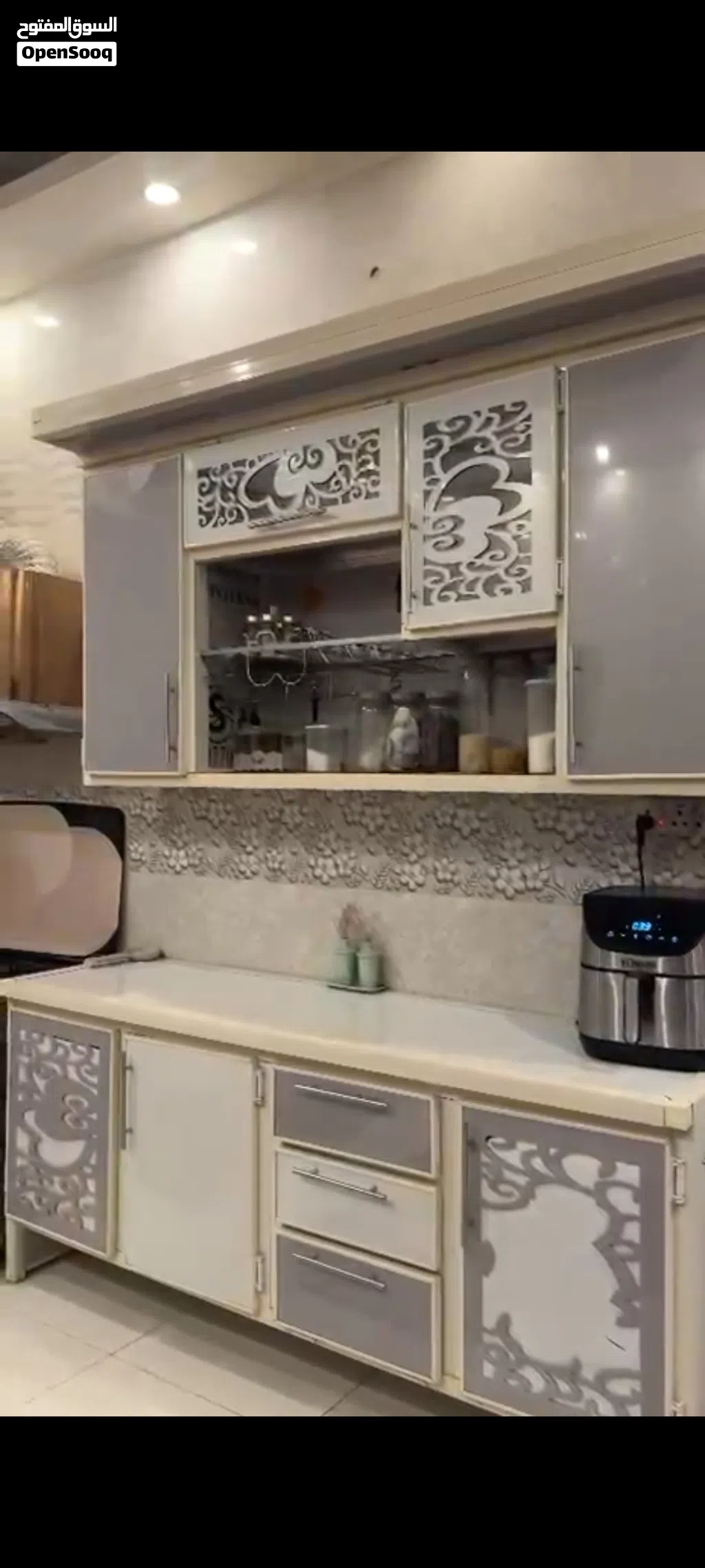 كاونتر كلش مرتب نضيف مع طباخ مع مايكرو ويف نضيفات شغالات شوف الوصف كلشي ومقطع فديو بي جميع تفاصيل