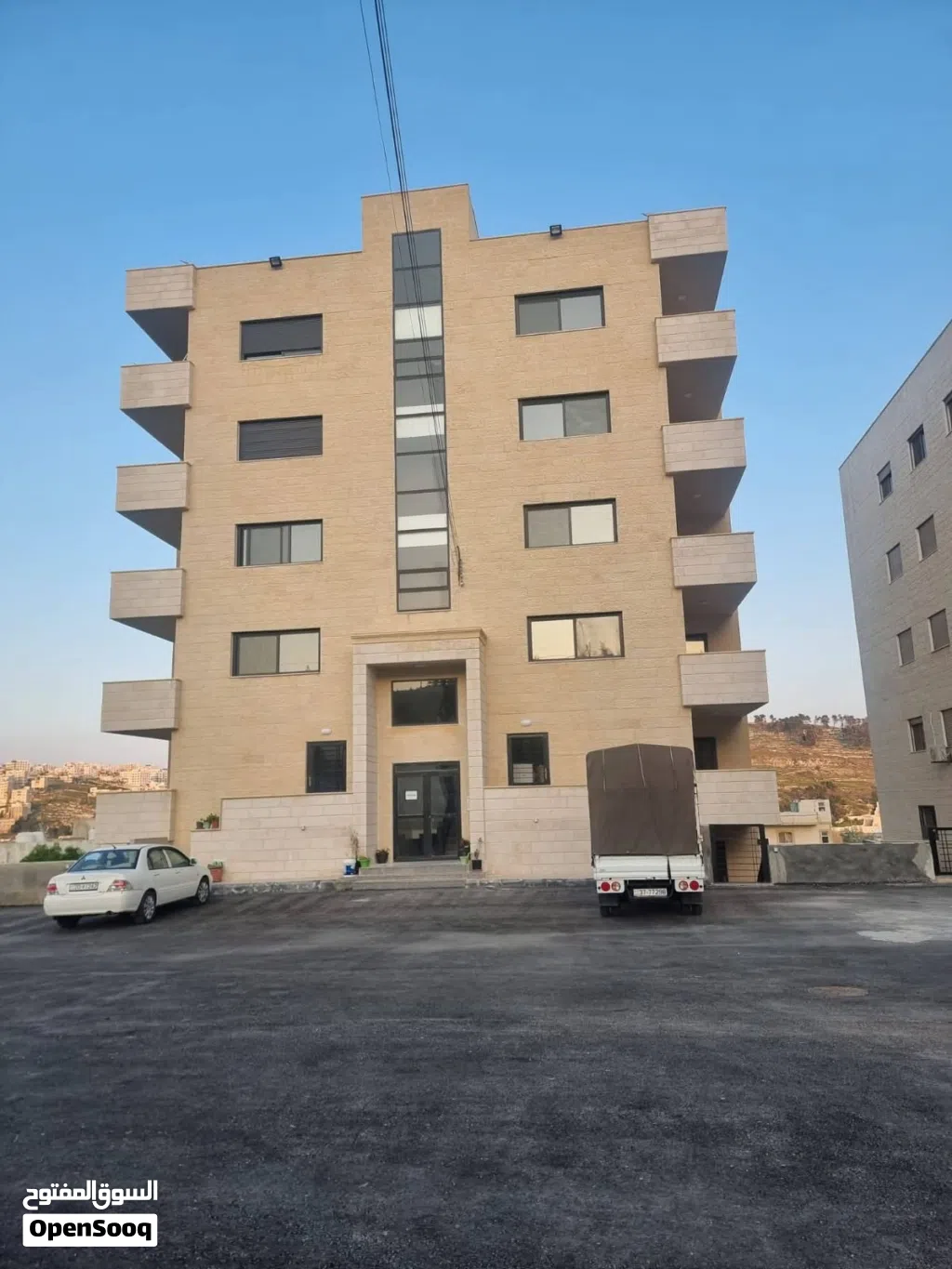 شقة سكنية مميزة طابق ثالث بموقع استراتيجي وحيوي، مثالية للتمليك أو للاستثمار المربح.