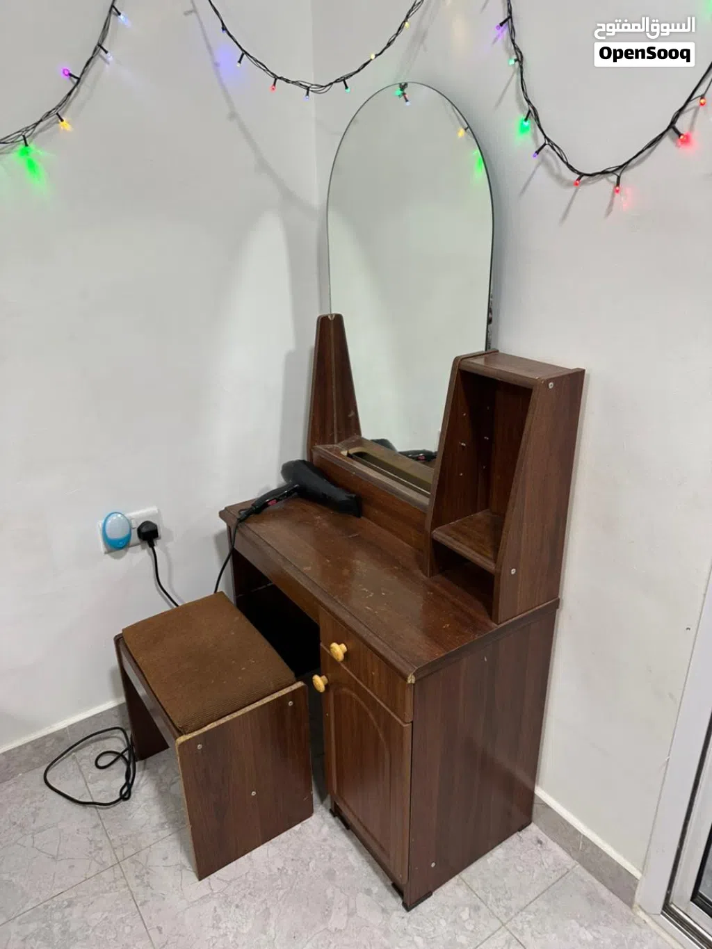 تسريحة و طاولة و مرآة للبيع
