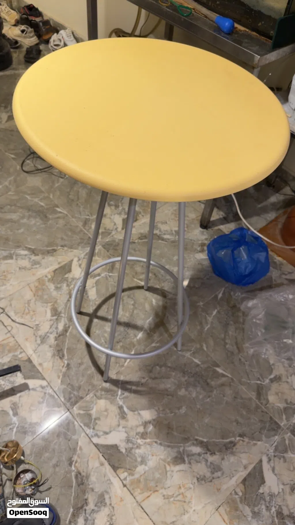 طاولة مرتفعه