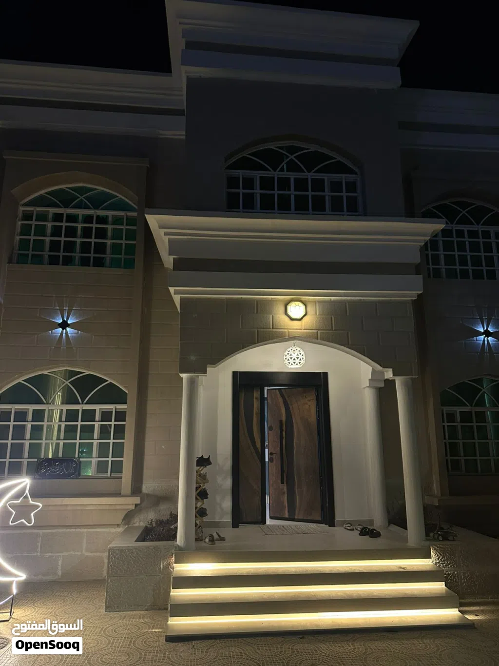 مكون من طابقين الطابق الأرضي صالتين غرفتين مجلس مطبخ خارجي 3 دورات مياه الطابق الأول 4 غرف 3 دورات