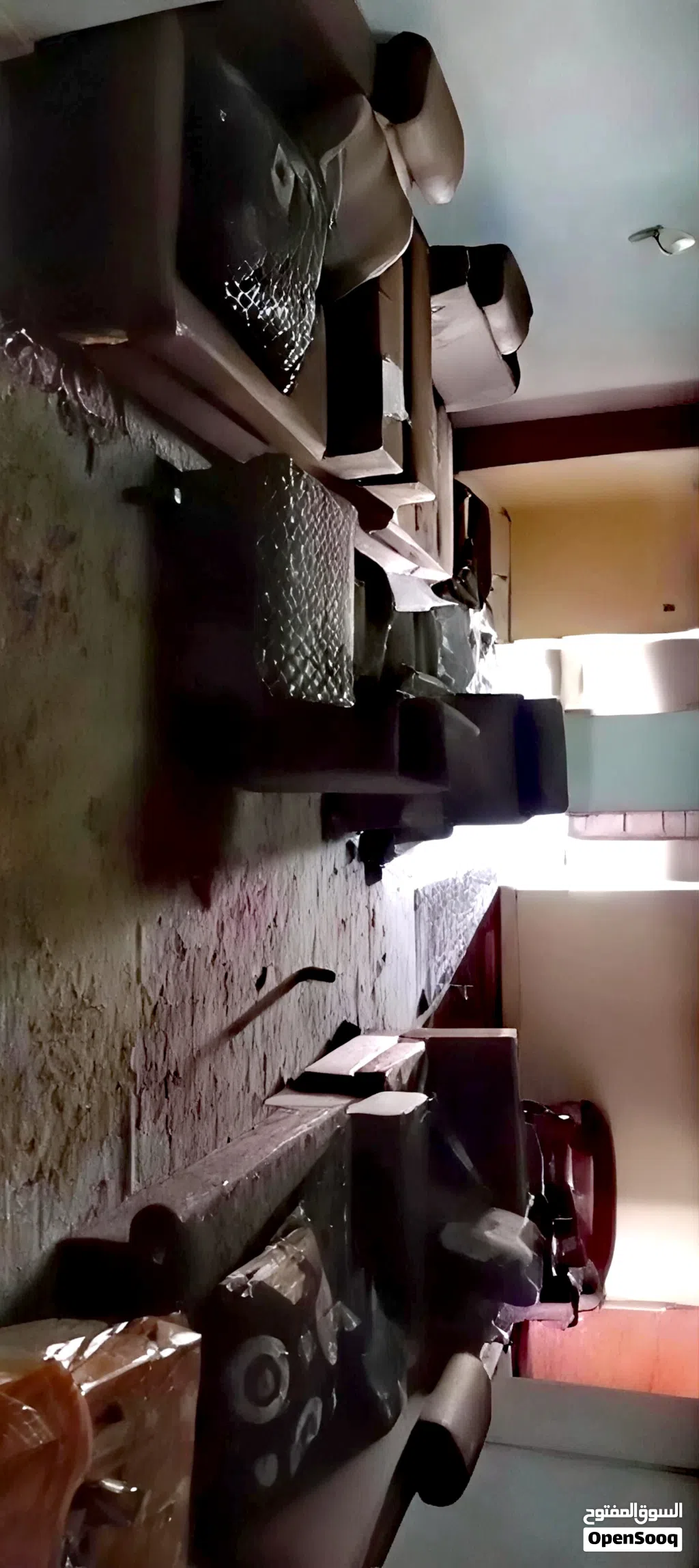 العنوان: طقم كنب (كورنر/متصل) فخم باللون البني بحالة ممتازة للبيع نص الإعلان: السلام عليكم ورحمة ال