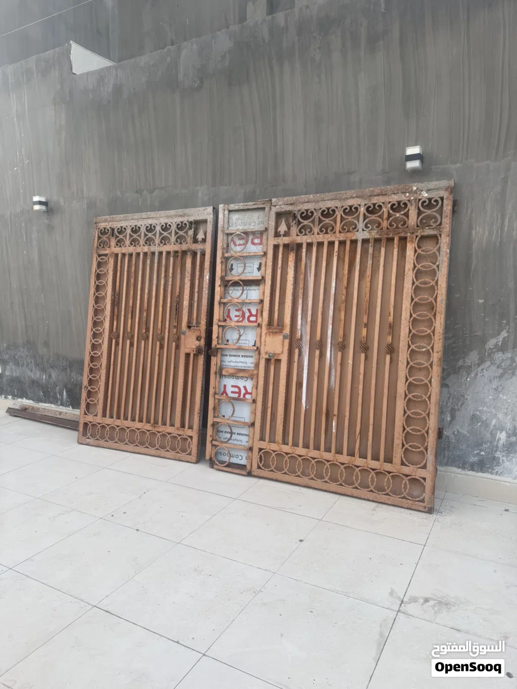باب حديد صالح للعمل نضيف القياس العرض 3متر والارتفاع 2 متر ومرجوحه حديد