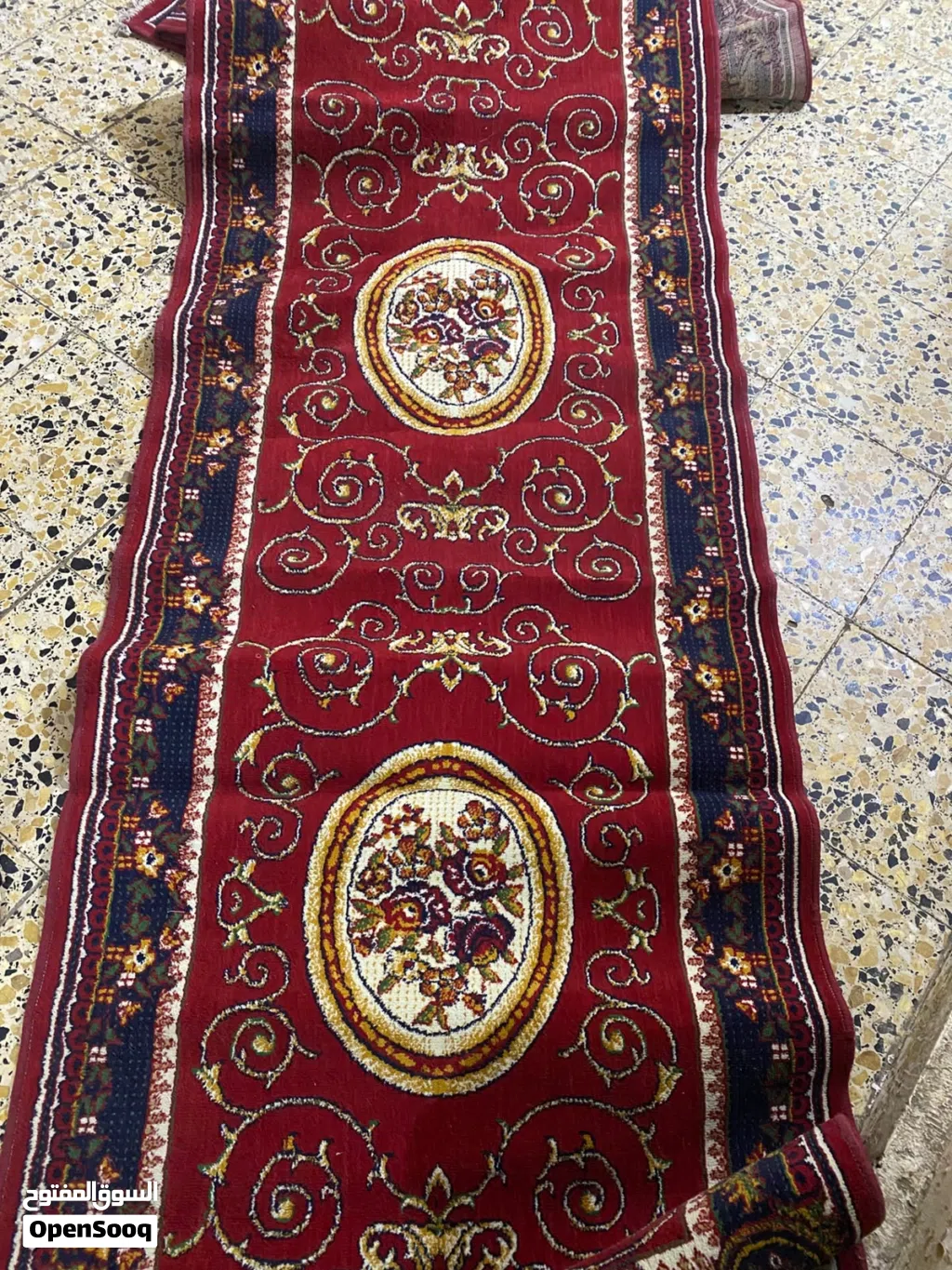 ميز طعام وفراش شتائي استعمال قليل
