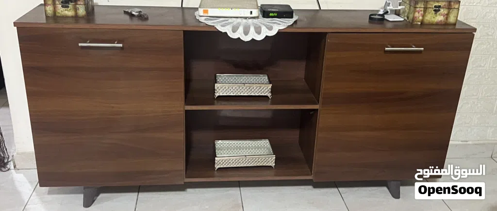 طاولة تلفزيون بحالة ممتازة
