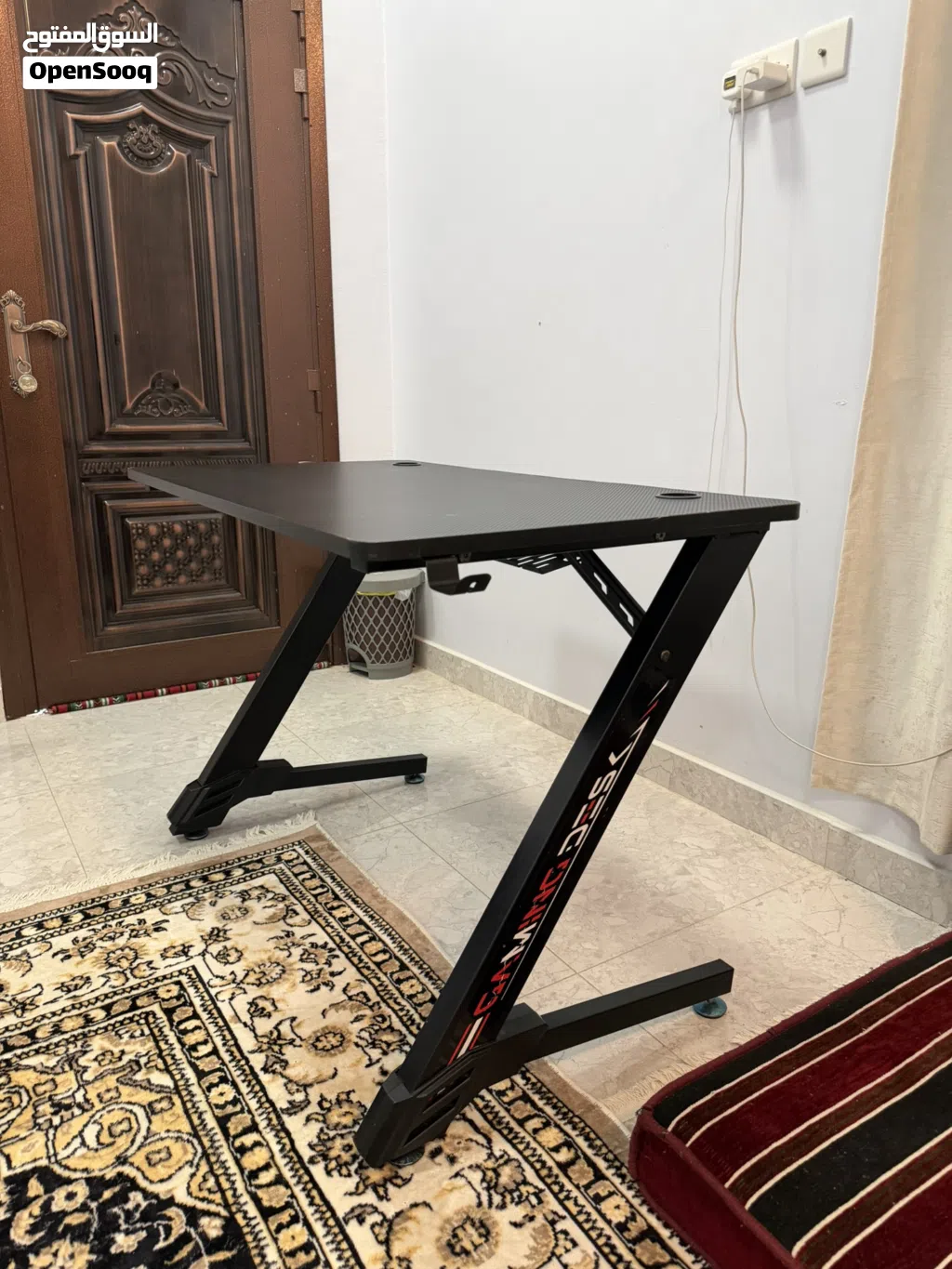 طاوله كاربون فايبر استخدم بسيط جدا شبه جديده