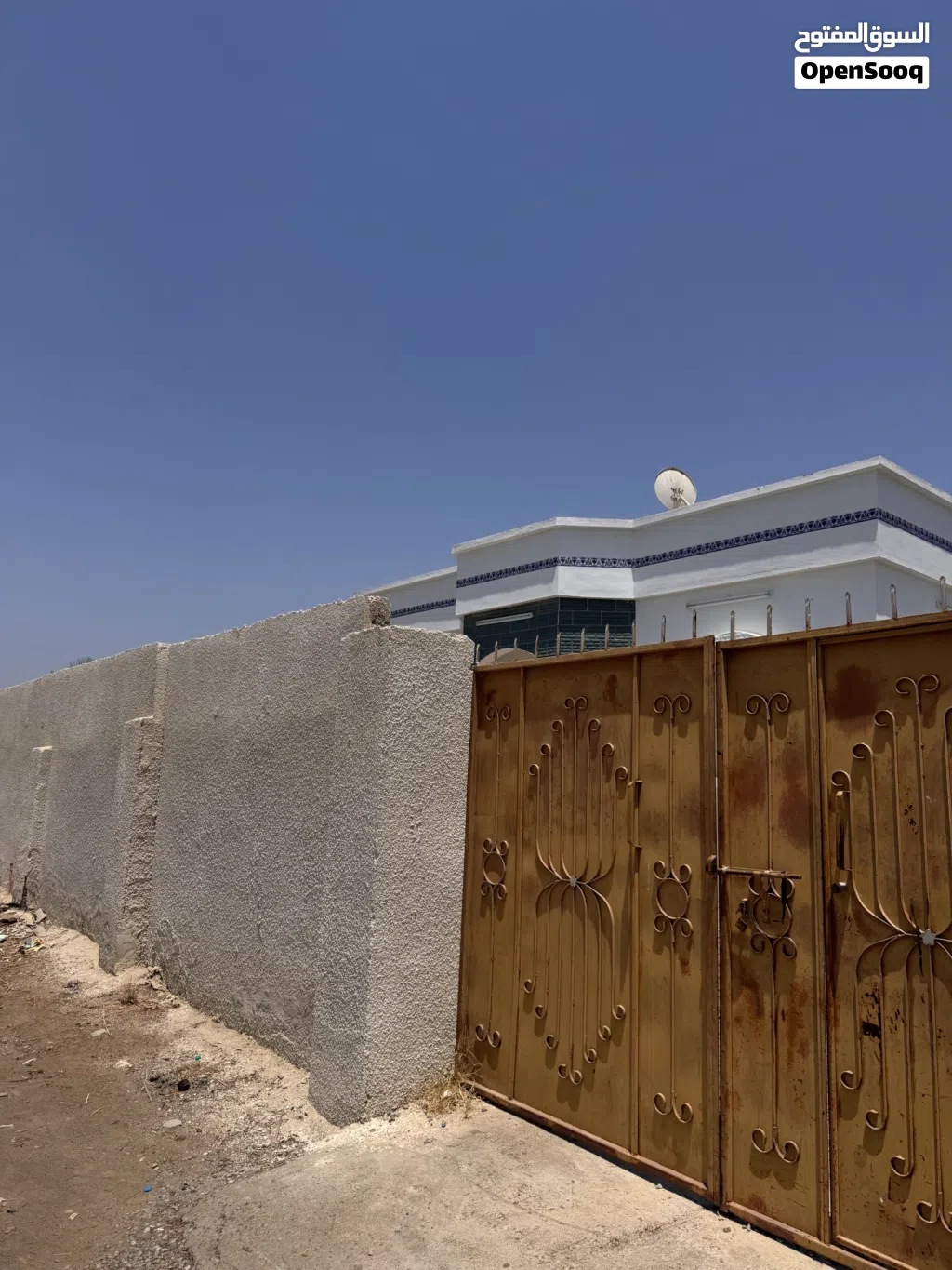 فرصة استثمارية لا تتكرر: للبيع ثلاث منازل مؤجرة بدخل ثابت 310 ريالات في ارض بمساحة 1111 متر مربع