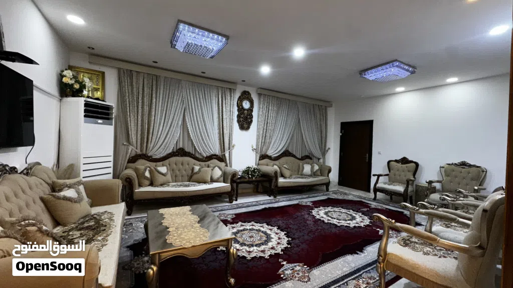 قنفات ملكيه قليلات الاستعمال بسعر جداً مناسب يتكونون من 4 قنفات كبار و8 كراسي ملكية