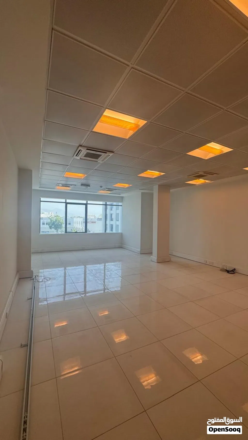 مكتب للايجار في القرم 45 متر مساحه مفتوحه/ Office For Rent In Qurm, 45 SQM, open space