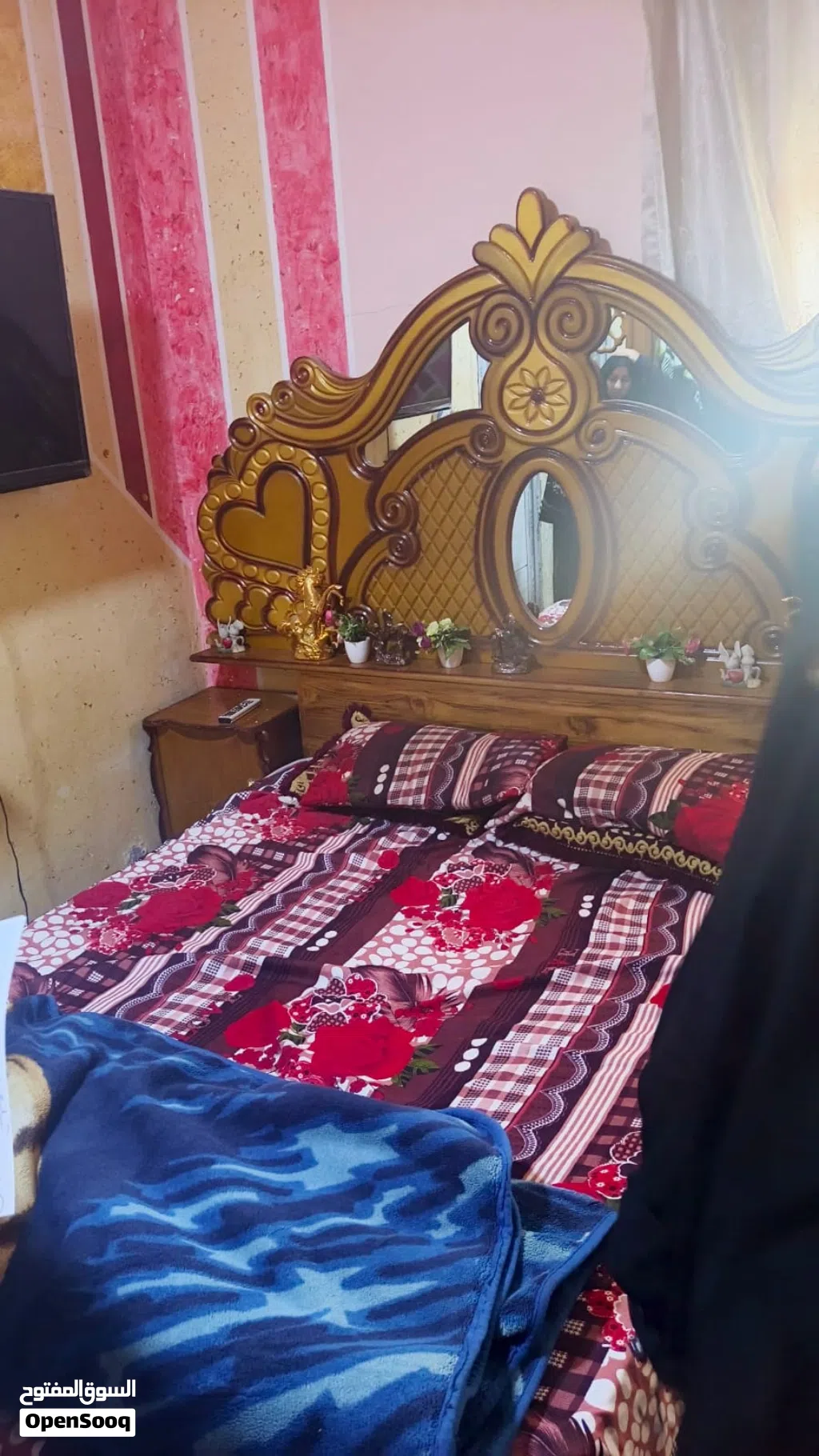 للبيع غرفة نوم كاملة بحالة جيدة جداً، تتكون من: سرير مزدوج مع رأس مزخرف ومرآة. دولاب ملابس كبير متعد