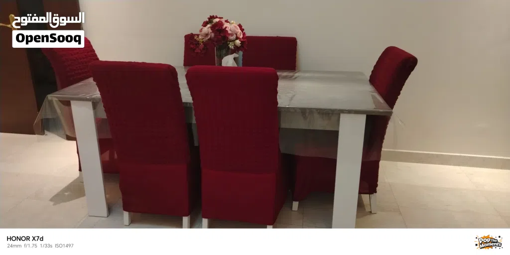 كنب للبيع خمري مع طاولة طعام خمري مع كفر