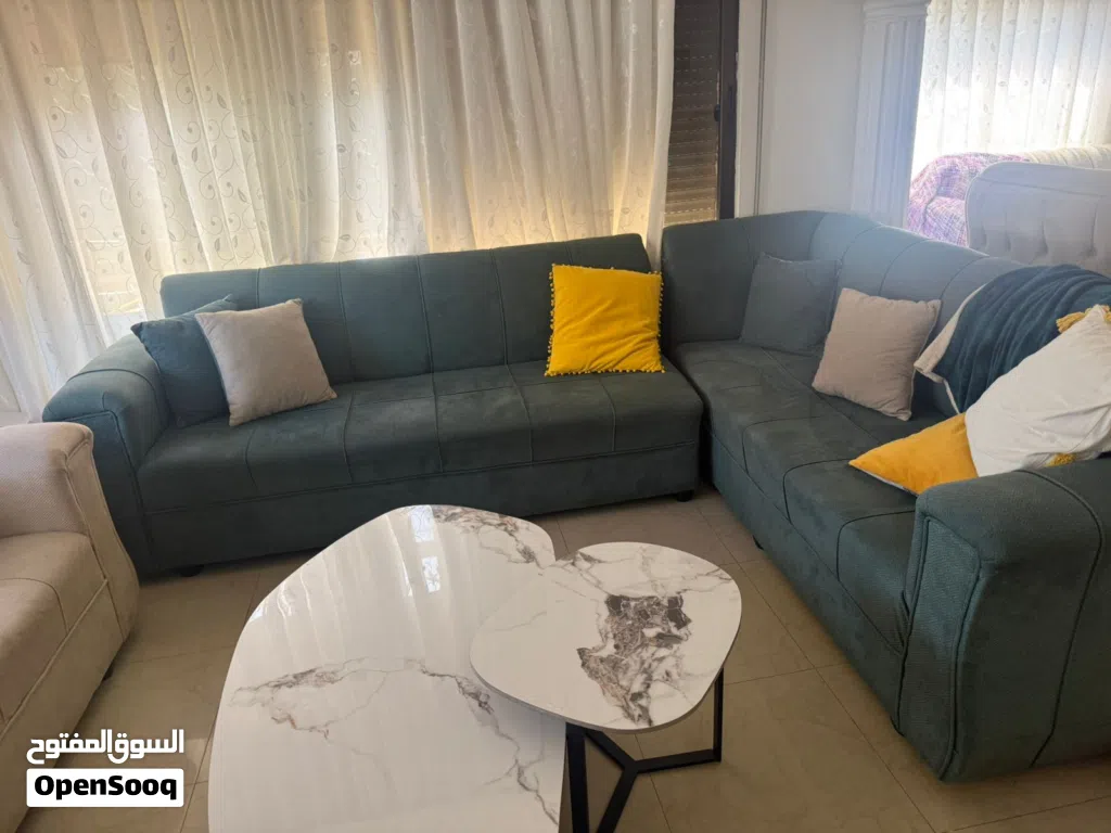 طقم كنب مع طاولات وسط