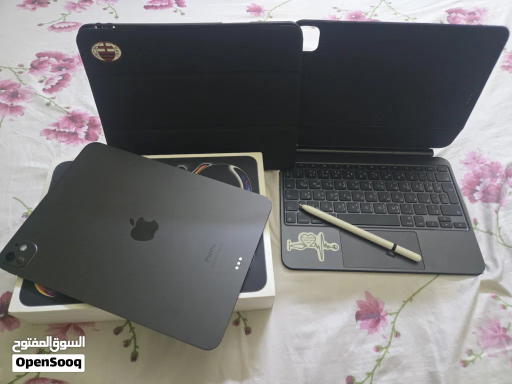 ipad pro m4 brand new it comes with apple keyboard and pen original keyboard 1700 aed I buy