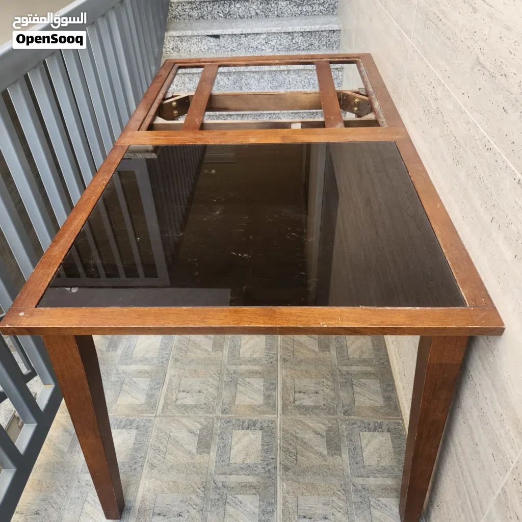 طاولة خشب مع لوح زجاج واحد فقط wooden diner table with only one glass tile