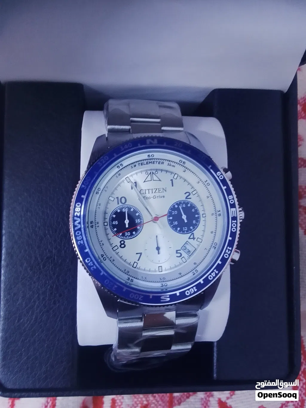 الساعة هي من إنتاج شركة سيتيزن (Citizen) اليابانية العريقة، وتحديداً موديل Citizen Eco-Drive