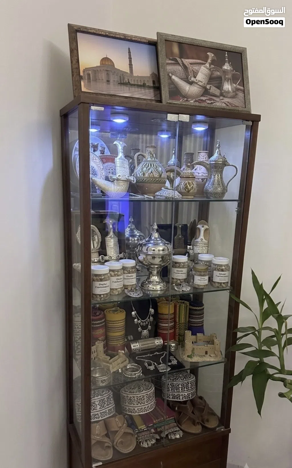 Wooden glass shelf رف خشبي مميز للبيع