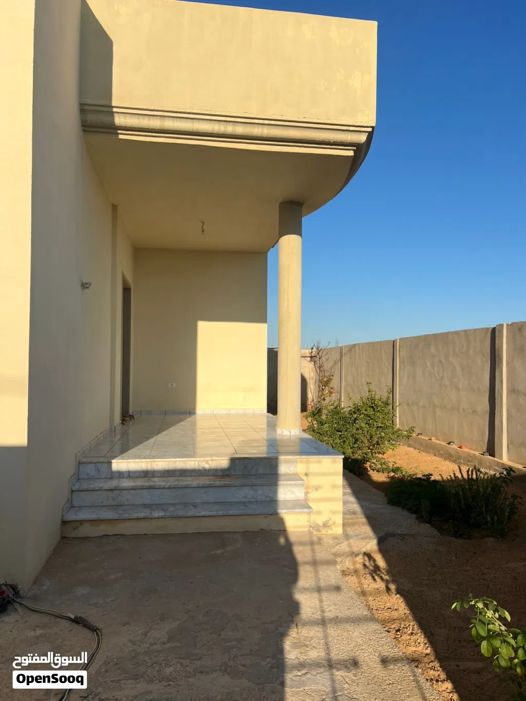 قطعة أرض بها منازل للبيع في سوق الجمعة