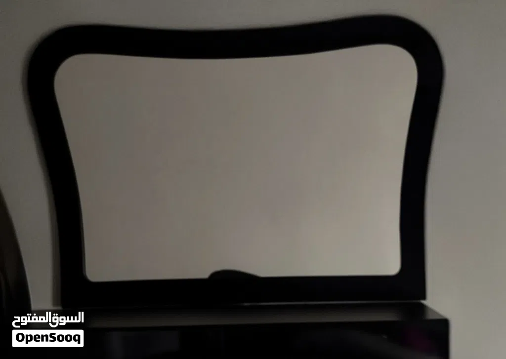 مرايا عصرية مع اطار خشبي لامع Modern mirrors with a glossy black wooden frame