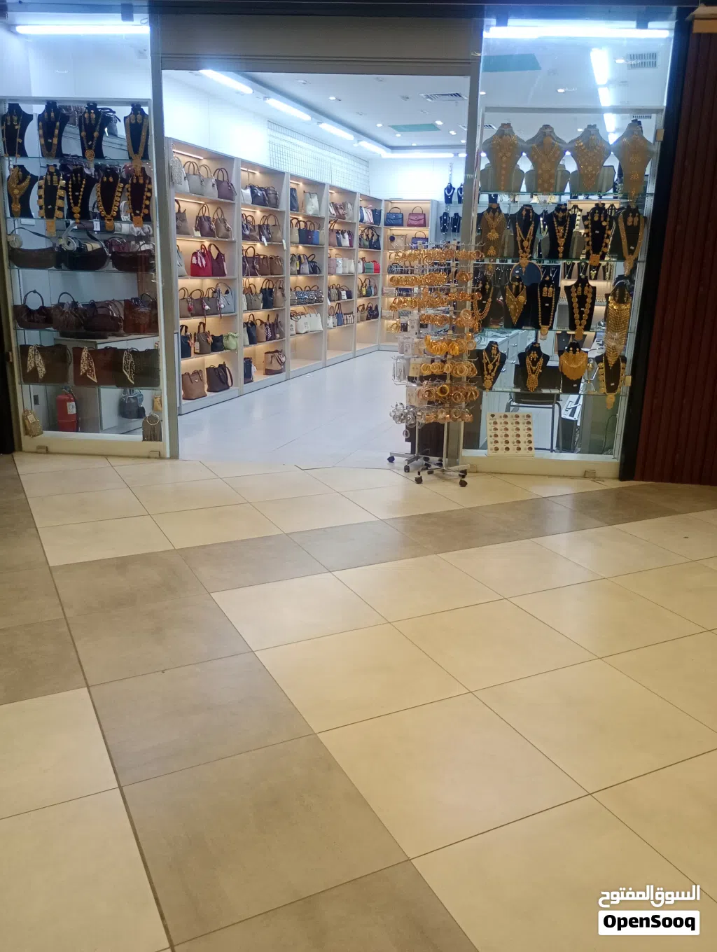 محل بإحدى اشهر مجمعات الجهراء للبيع خلو يصلح لاكثر من نشاط