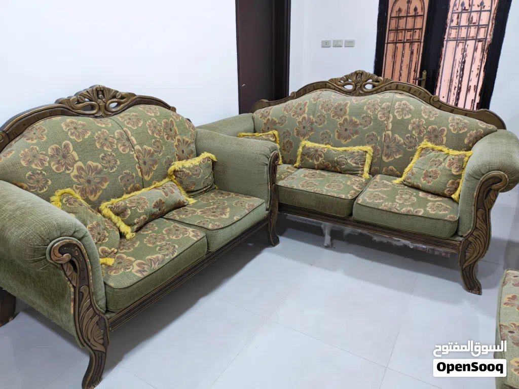 طقم كنب نص عمر للبيع بسعر مغري