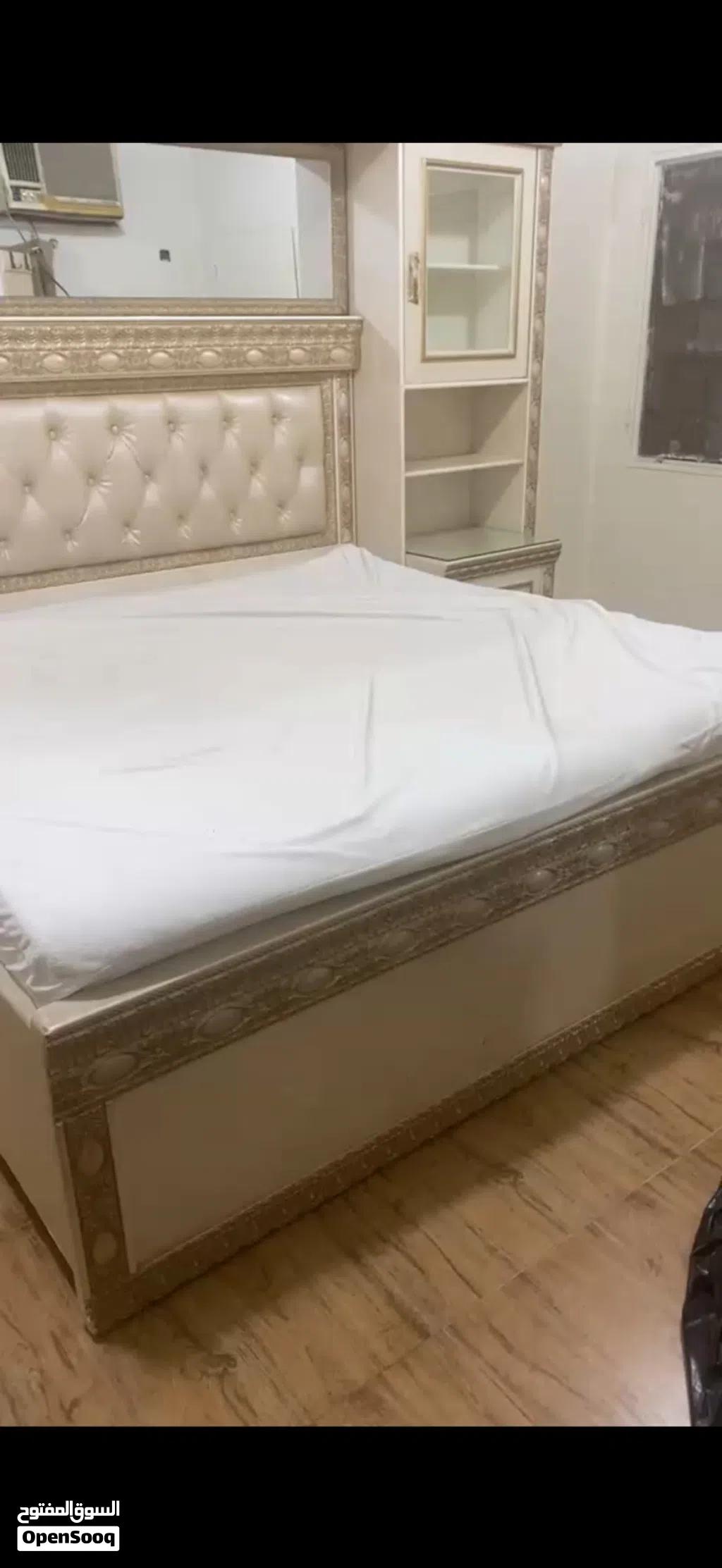 للبيع سرير مع تواليت مع طاوله جمب السرير اثنين