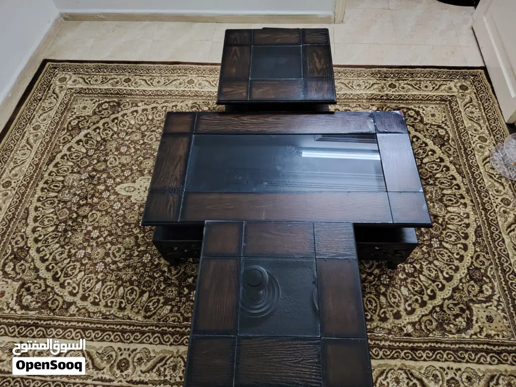 ثلاث طاولات وبردايتين للبيع