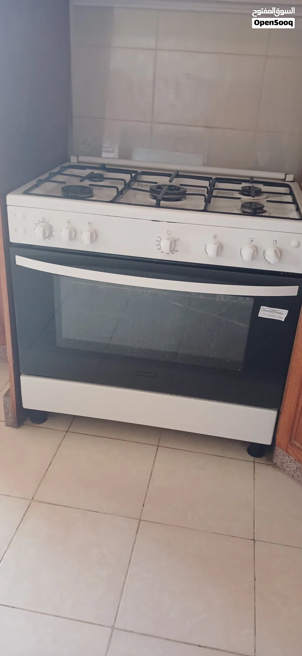 للبيع غاز فريجيدير 5 عيون مع فرن وسيخ شواية دوار - حالة ممتازة
