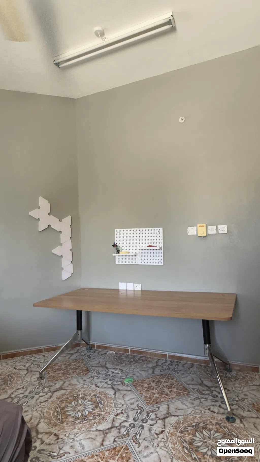 طاوله شبه جديده للبيع