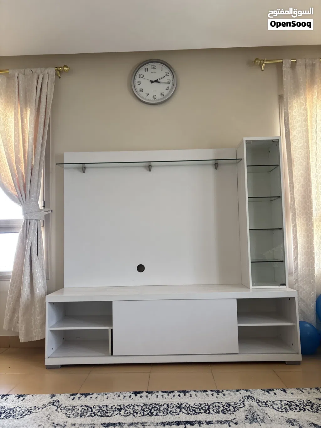 Perfect condition tv stand with glass shelves and door also bottom slide door with carpet