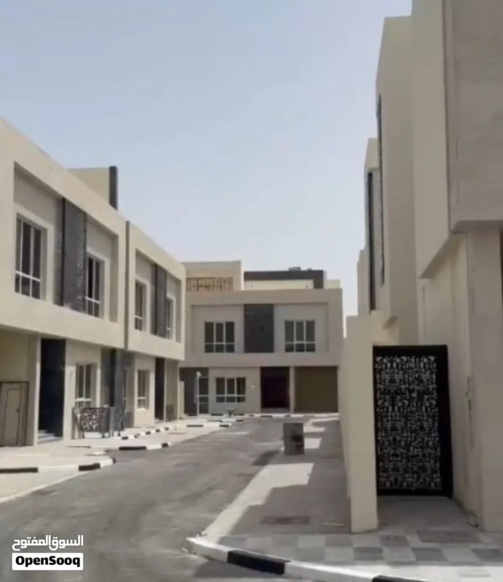 فيلا فاخرة جديدة أول ساكن للإيجار داخل كمبوند راقٍ في منطقة الخيسة الموقع: الخيسة الإيجار: 16,000