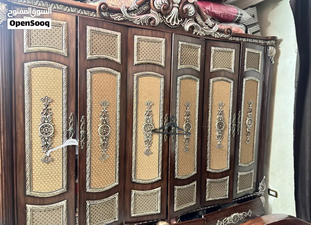 غرفة نوم مكونة من تخت وخزانة ثقيل جدا فقط للبيع