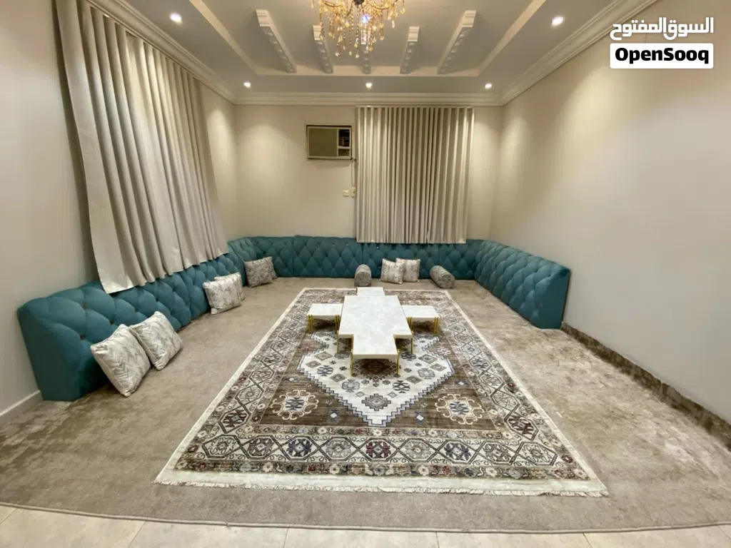 مجلس ارضي بلون مميز جدا البيع شامل الفرشة و الزولية