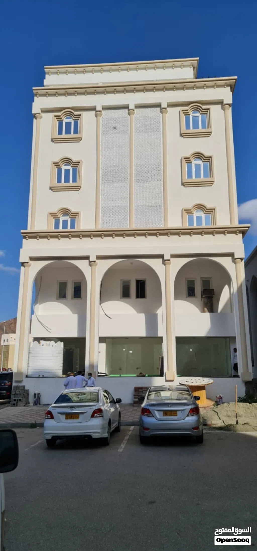 شقق ومحلات للايجار في مبني بمطرح الكبر Apartments and shops for rent in Muttrah