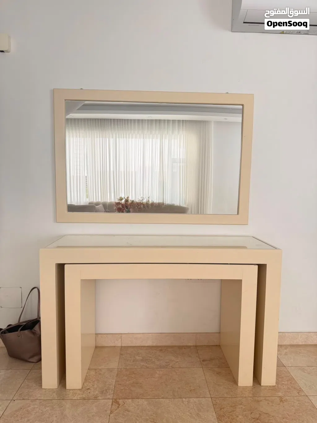 Table and glass for decoration,negotiable. طاولة للزينة، قابلة للتفاوض.