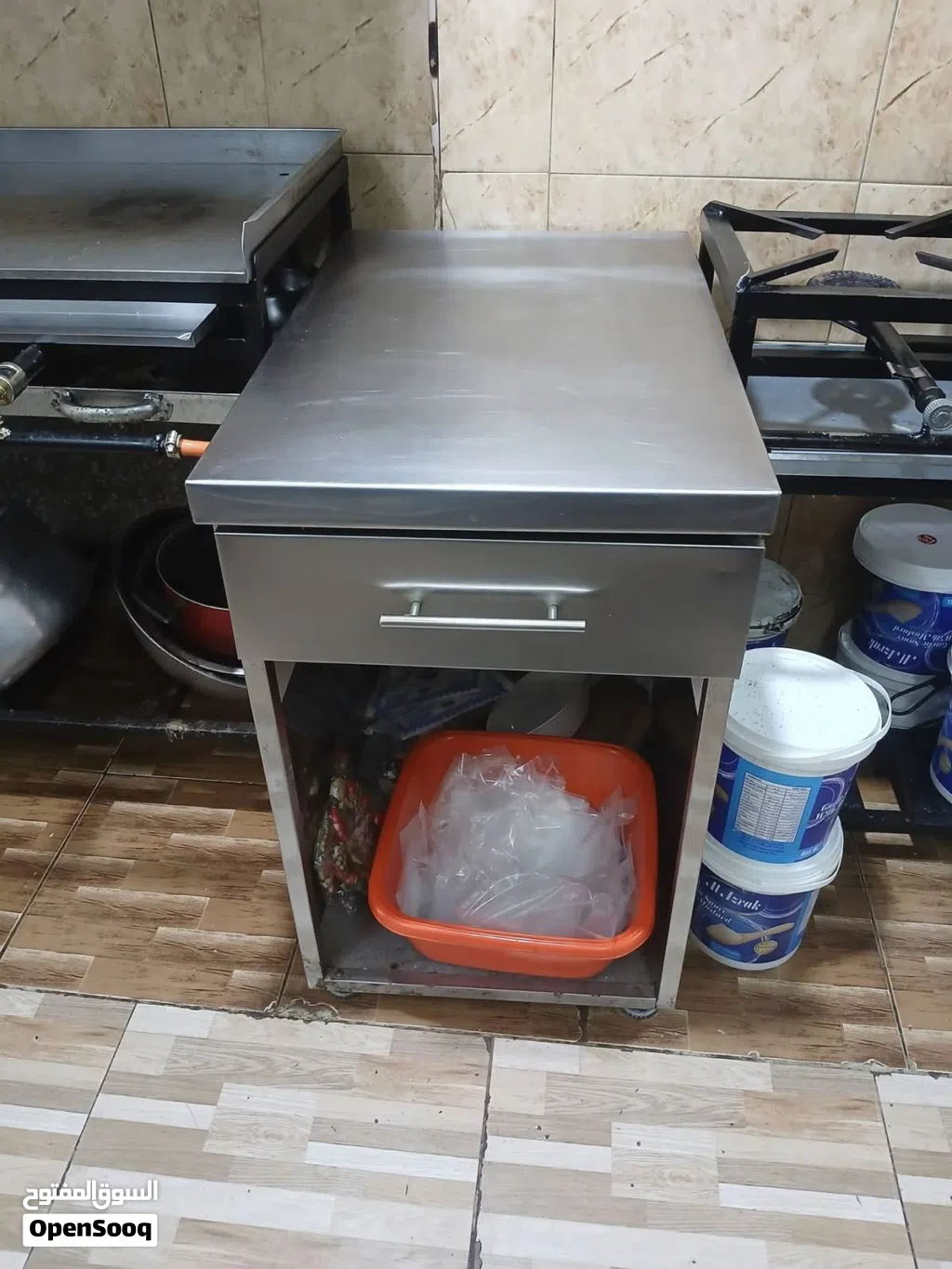 عدة مطعم نظيفة للبيع بالقطعة