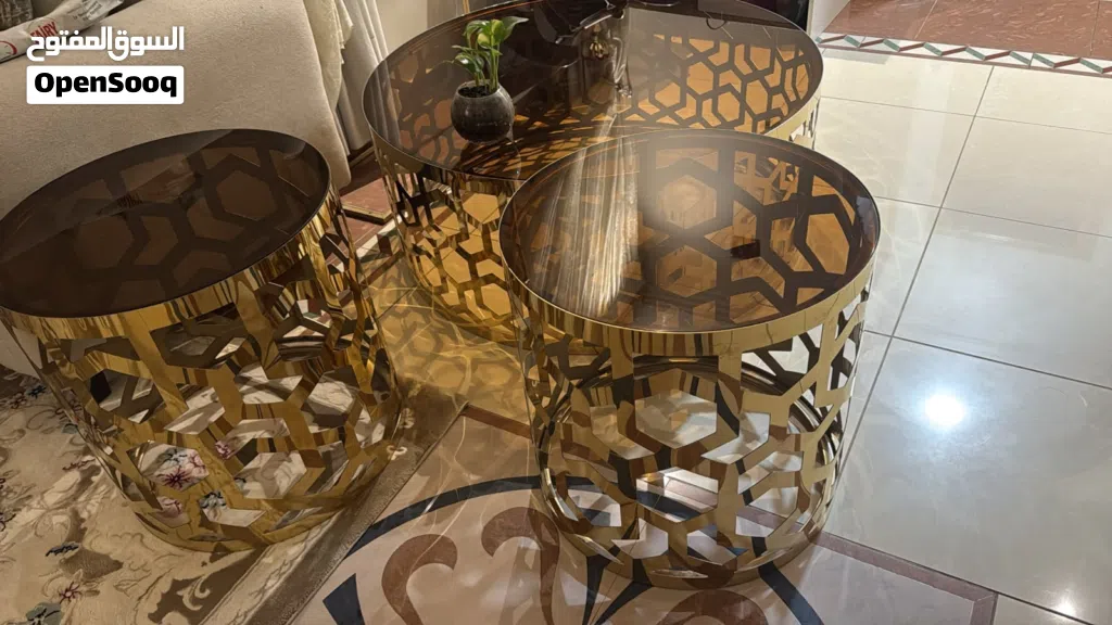 طاولات مستعملة حالة جيدة ونظيفة