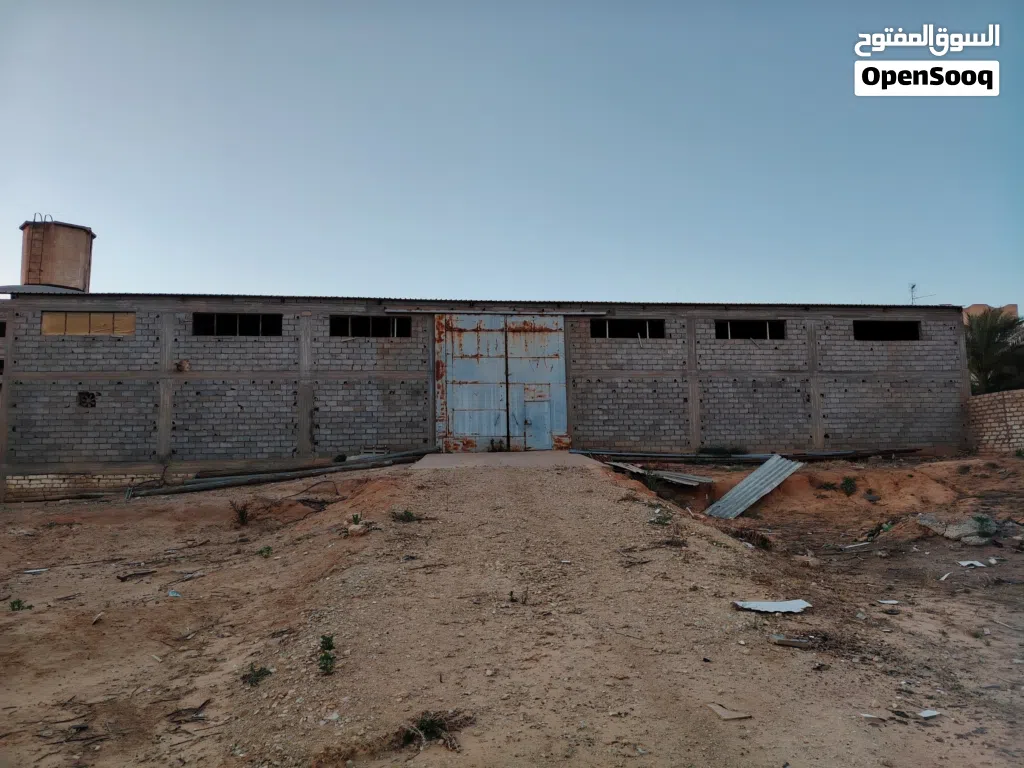جمالونات هنقر سقف صاج سمك 0'8 عرض 15متر الطول 60متر راكب منهم 40متر باالمداد والباب سحاب وشبابيك