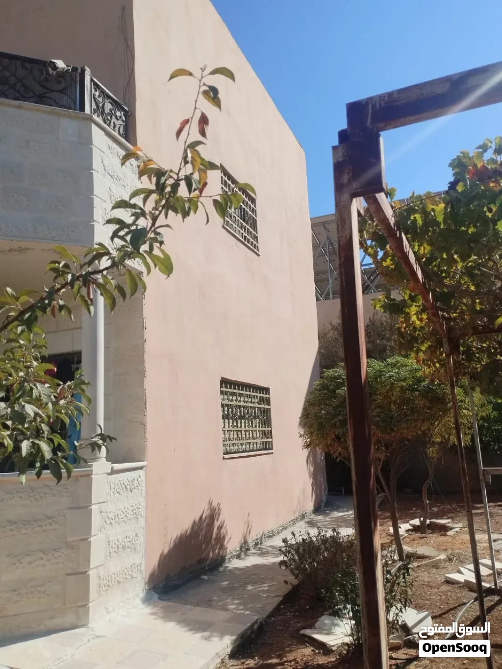 بيت للبيع بداعي السفر مادبا قرب صيدليه افاق البناء 210 دوبلس امريكي الواجه حجر عمر البناء عشر سنوات