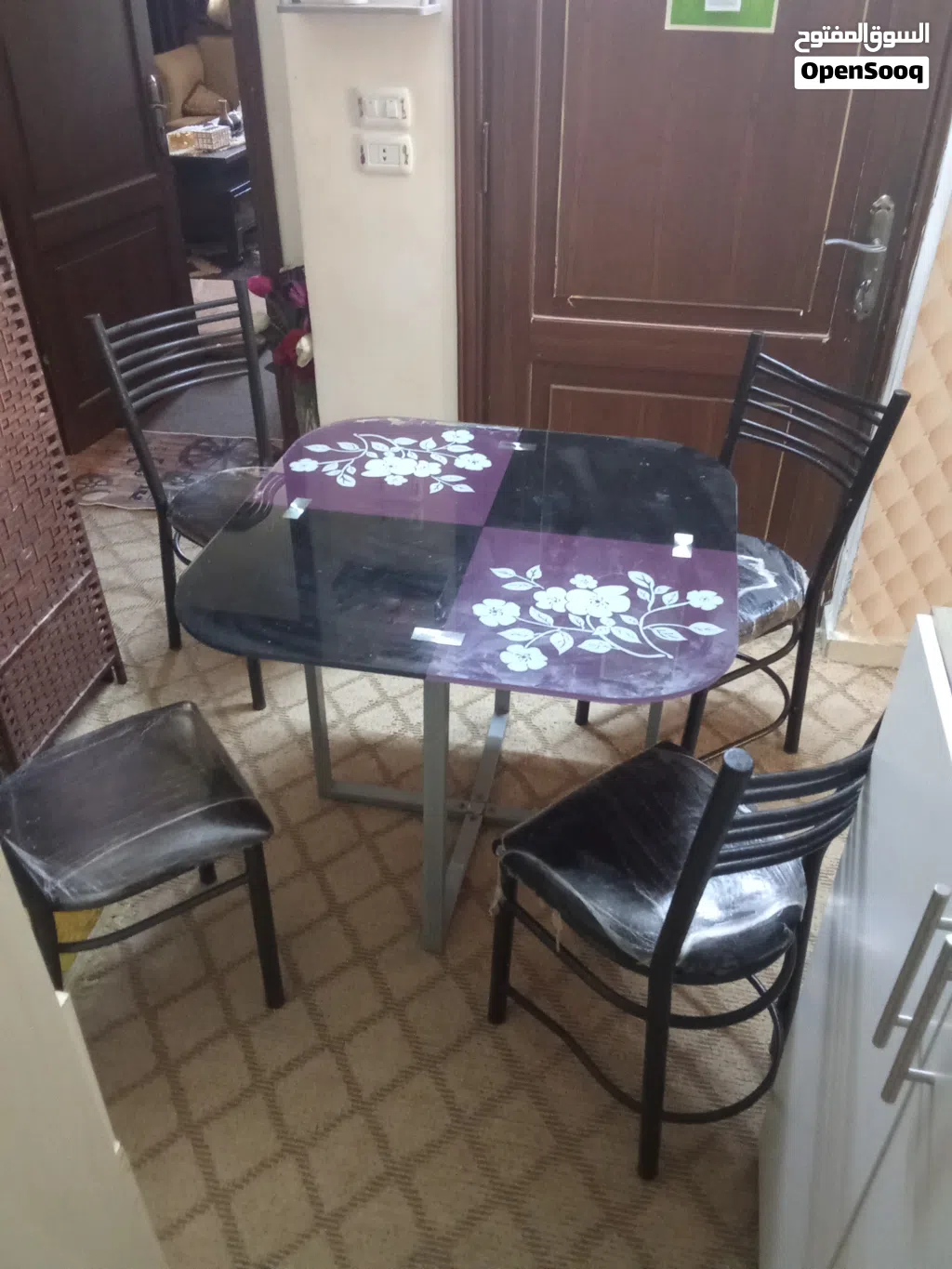 طاوله زجاج سوكريت عريض للبيع مع 4 كراسي بحاله جيده جدا ،،،،،،،،،،،