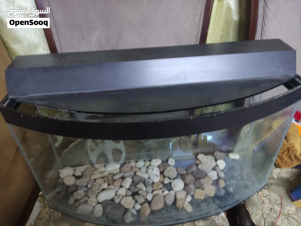 حوض سمك مع غطاه