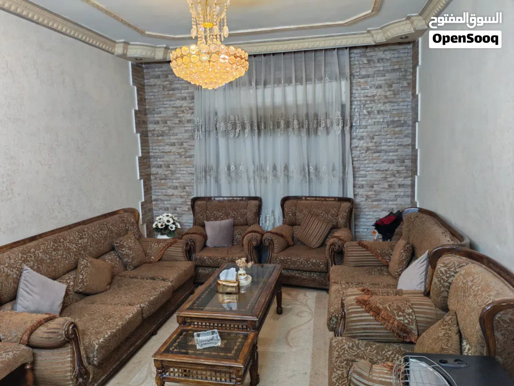 طقم كنب 8 مقاعد مع طاولتهم وسجاد