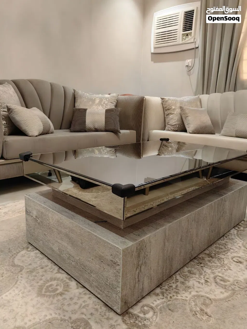 طقم كنب مودرن نيو كلاسيك مع طاولة زجاجية