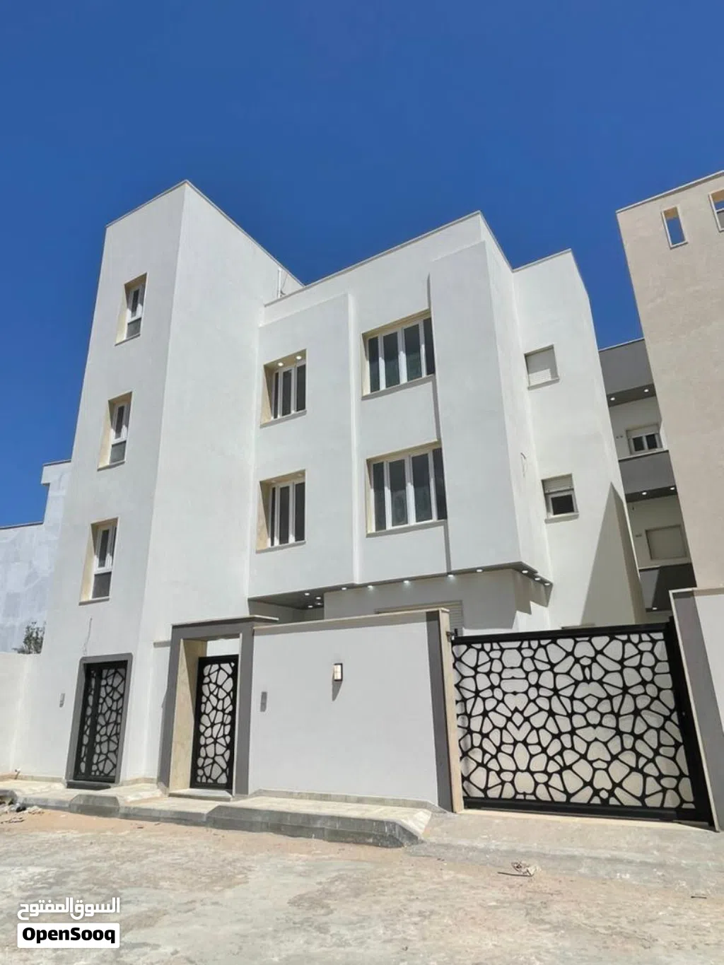 فيلا استثمارية وسكن عائلي فاخر للبيع في السبعة طرابلس (نظام شقق)