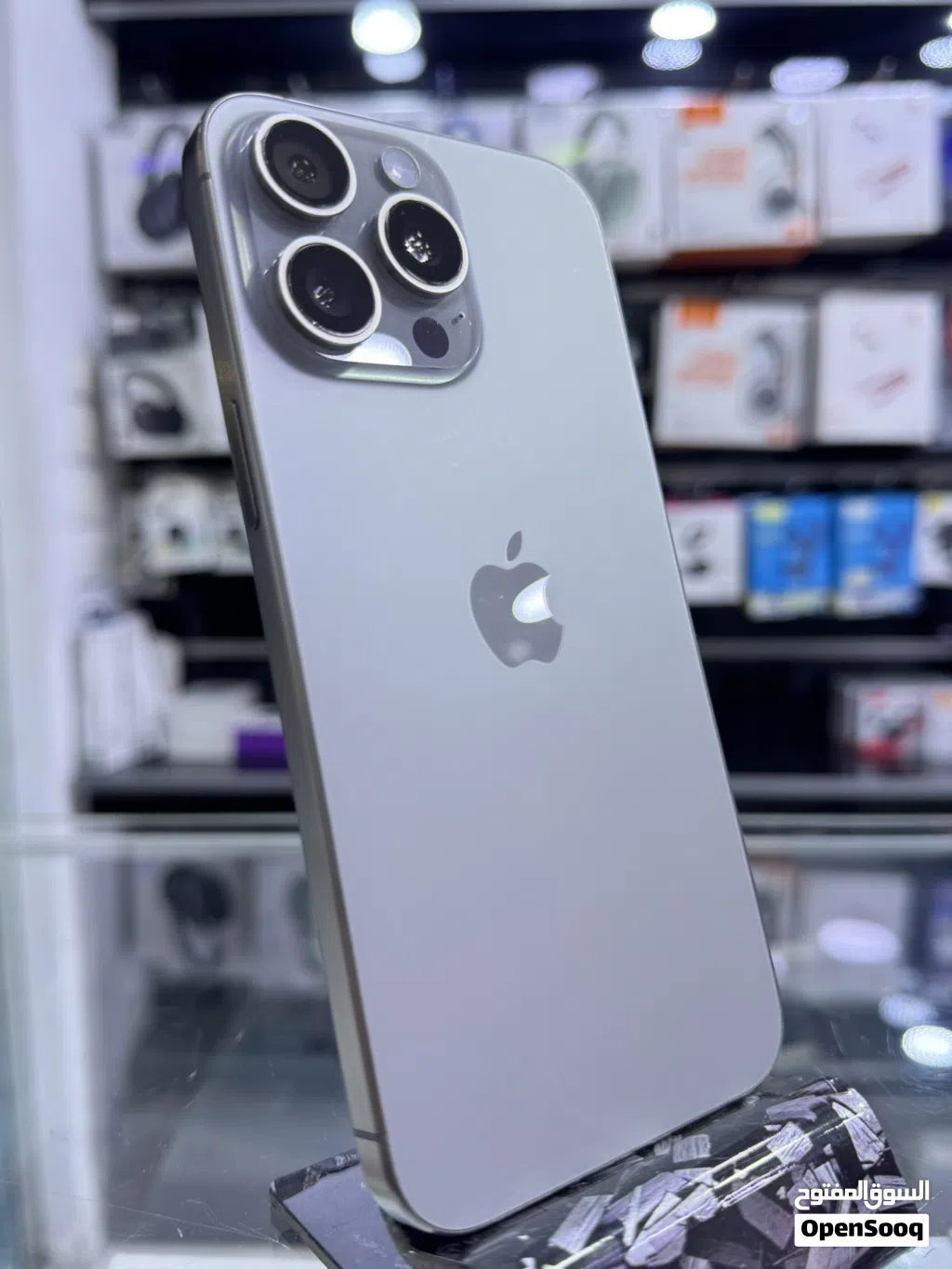 iPhone 15 Pro Max 256 GB - Battery 86% ايفون 15 برو ماكس 256 / الجهاز فقط في نقطة سودة صغيرة بالشاشة