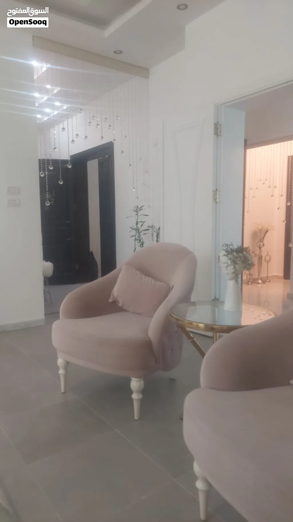 طقم كنب مستعمل 7 مقاعد ثلاثية وثنائية و مفردتين ماركة Fendi بحالة جيد جدا