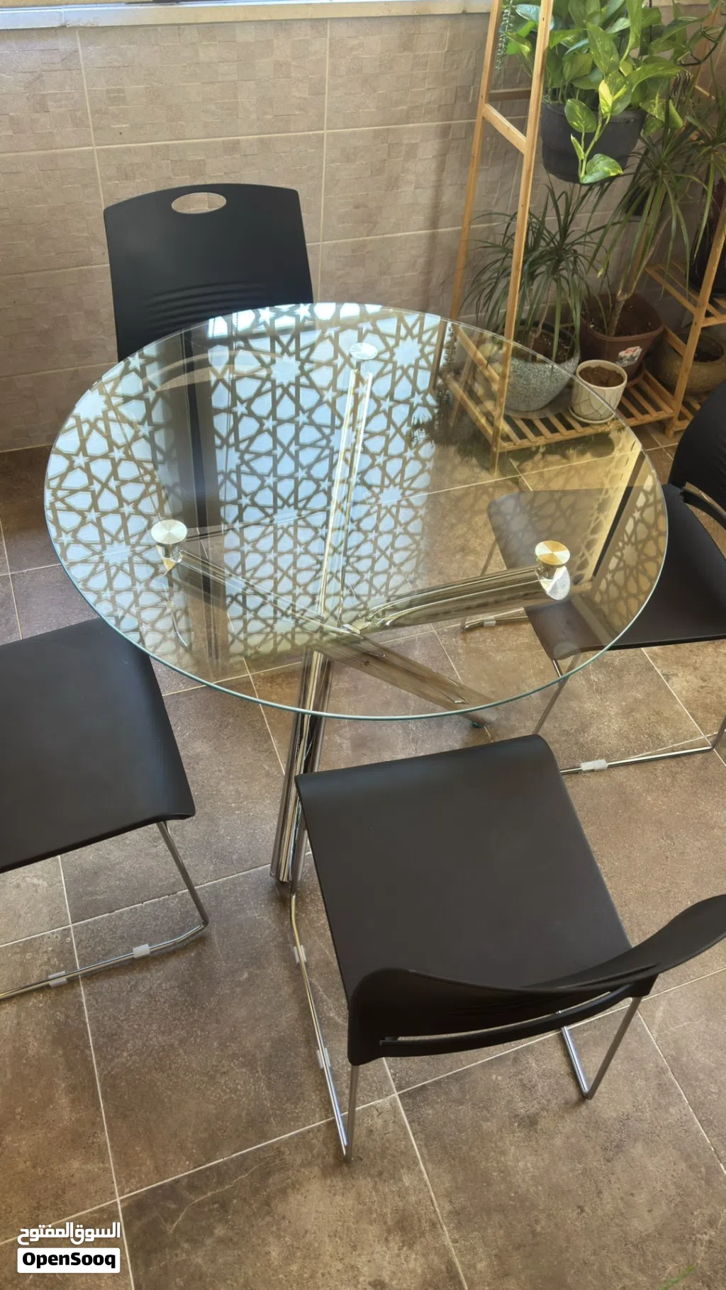 طاولة مع اربع كراسي