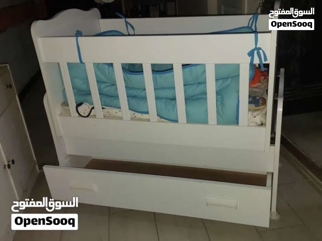 سرير أطفال خشب أبيض هزاز وثابت مع درج تخزين بحالة ممتازة