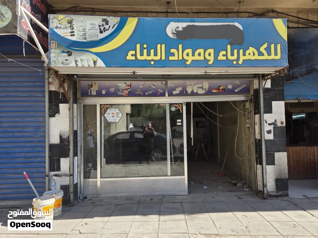 واجهة محل مكونه من كارمه مضيئه وباب سوكريت المنيوم سحاب للبيع