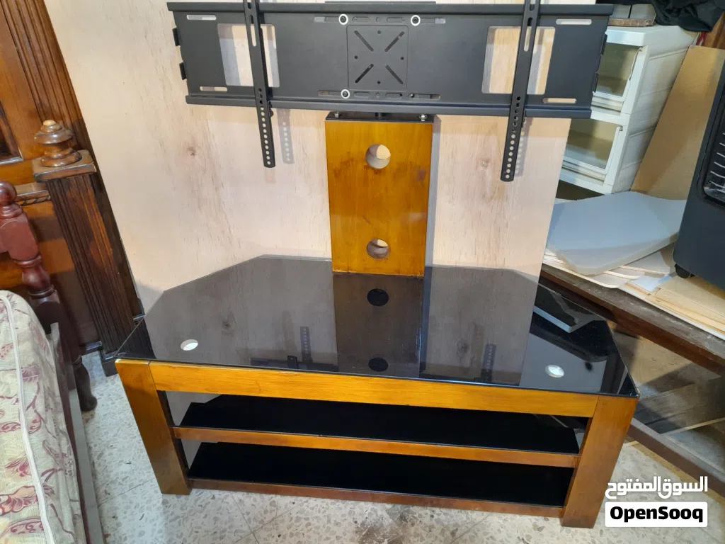 طاولة LC D اوربي بحالة ممتازه