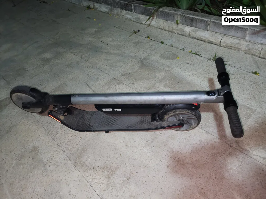 سكوتر كهربائي ninebot بطارية جديدة معه شاحن بريك كهرباء و ليس يدوي حجمه كبير